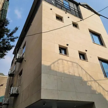 A Neat New House With A Walkway 103 아파트
